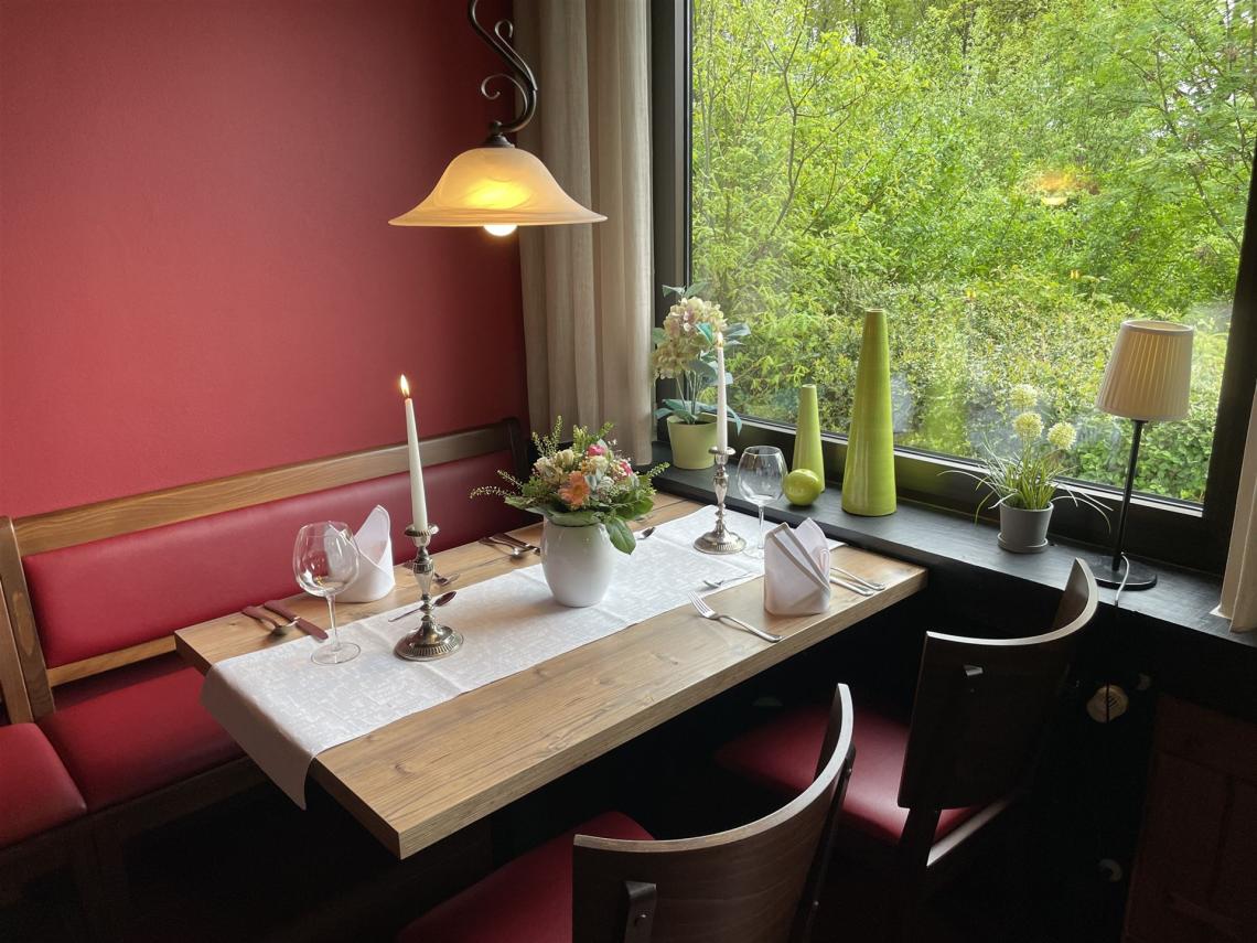 Bild zeigt ein eingedeckter Tisch im Restaurant
