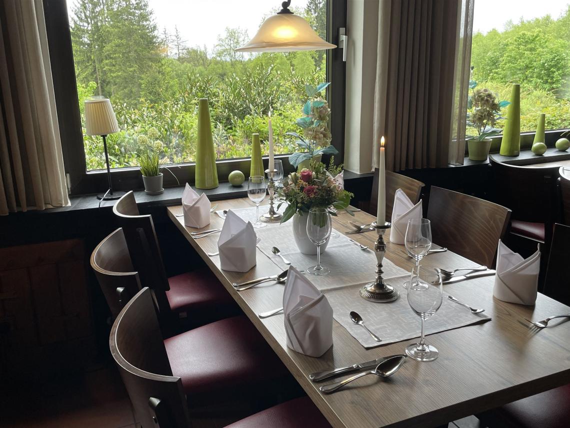 Das Bild zeigt einen weiteren gedeckten Tisch im Restaurant.